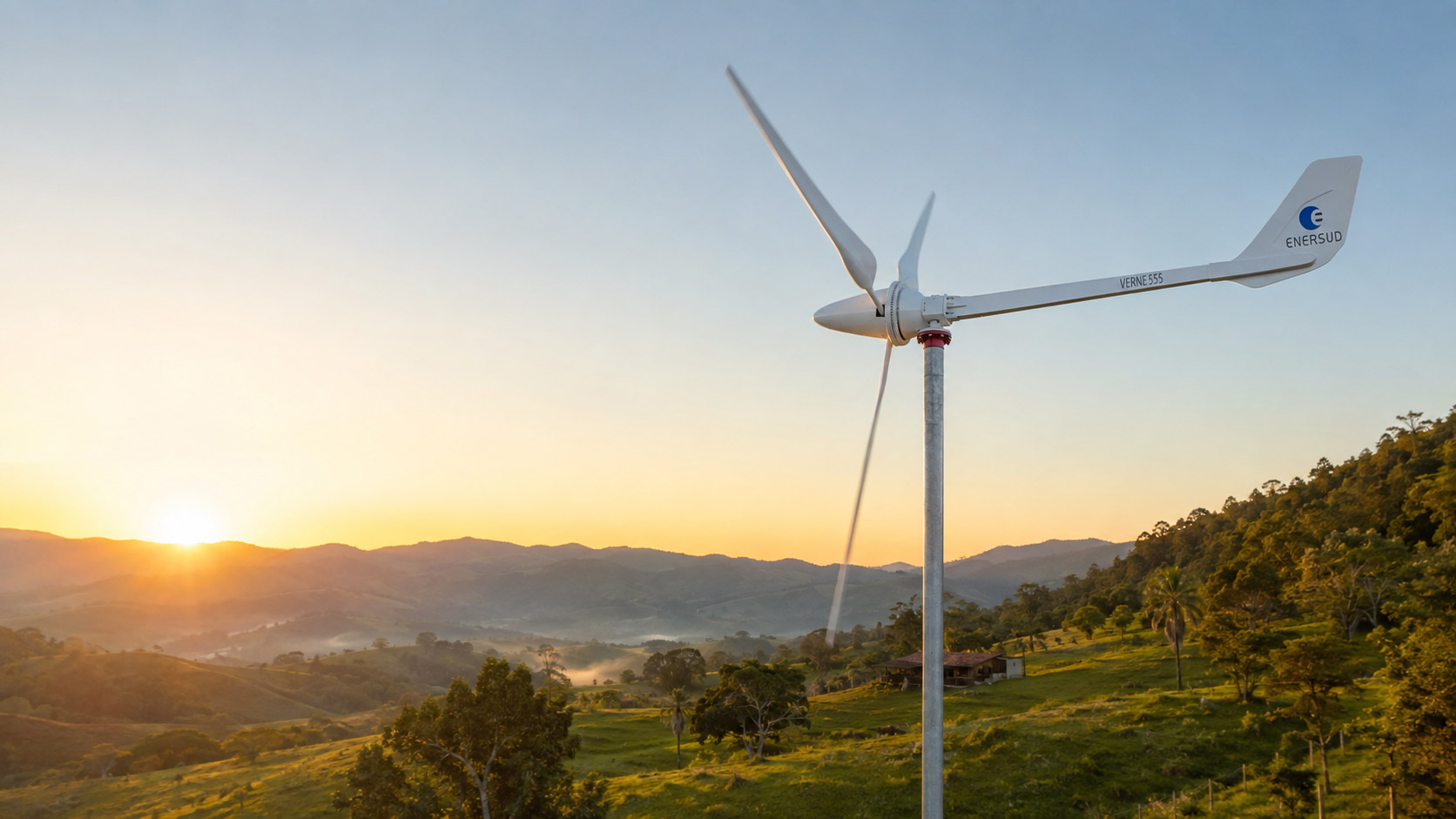 Turbina eólica Enersud Verne 555 em uma propriedade rural ao pôr do sol